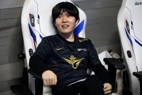 包含Rookie迎来二十赛季高光表现，FPX球迷沸腾！的词条