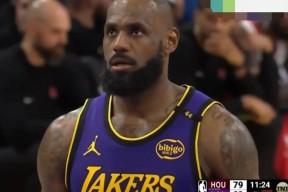 包含败北引发热议！，詹姆斯在独行侠比赛中刷新纪录观众掌声雷动的词条